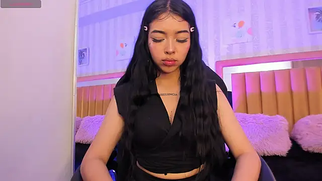 Snapshot of pettit_courtny chatting on October 2, 8:45 pm pettit courtny online show from October 2, 8:45 pm