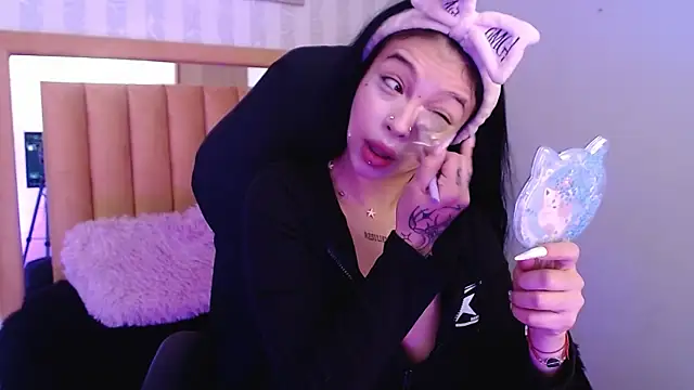 Snapshot of pettit_courtny chatting on October 31, 1:08 pm pettit courtny online show from October 31, 1:08 pm