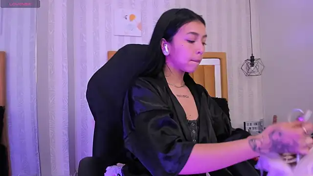 Snapshot of pettit_courtny chatting on October 10, 9:04 pm pettit courtny online show from October 10, 9:04 pm