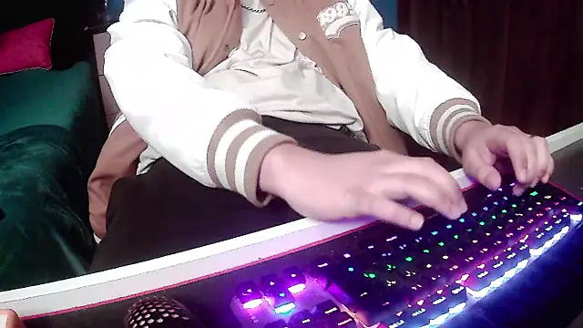 Snapshot of pisceslost chatting on October 6, 12:45 am pisceslost online show from October 6, 12:45 am