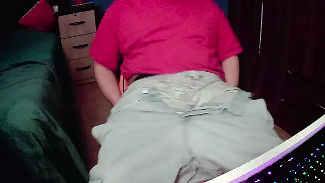 Snapshot of pisceslost chatting on October 31, 11:44 pm pisceslost online show from October 31, 11:44 pm