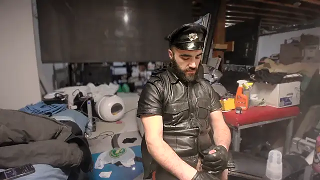 Snapshot of leatherpupmtl chatting on December 16, 9:52 pm leatherpupmtl online show from December 16, 9:52 pm