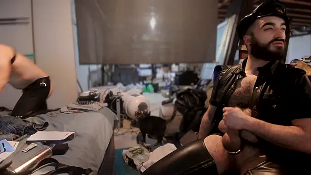 Snapshot of leatherpupmtl chatting on December 16, 9:14 am leatherpupmtl online show from December 16, 9:14 am