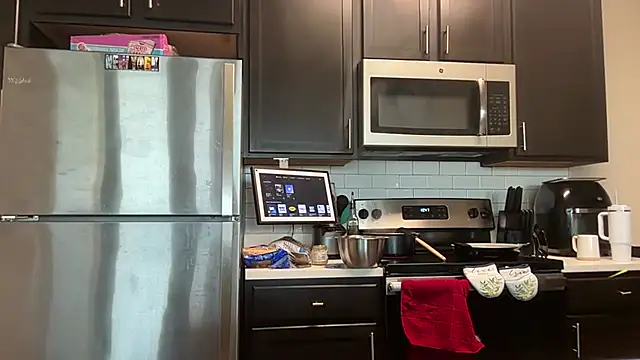 AveryJ99 online show from April 17, 2:53 pm