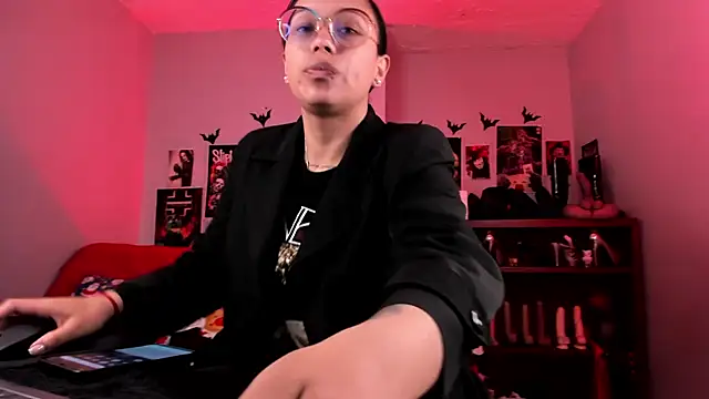 lilith-deveraux online show from December 17, 1:49 pm