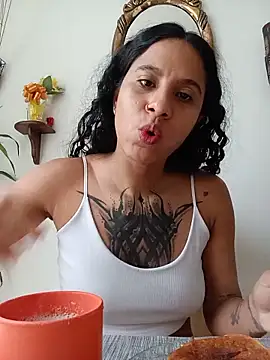 Snapshot of Karii-R chatting on May 15, 2:04 pm Karii-R online show from May 15, 2:04 pm