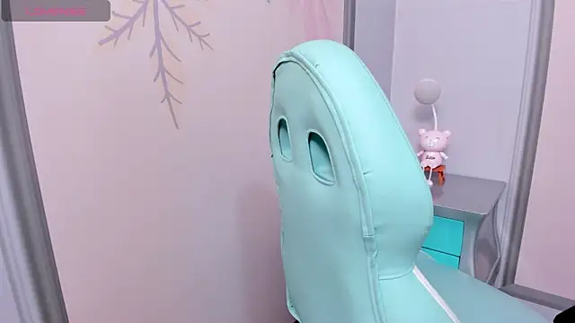 Snapshot of Sweetgirl4u_ chatting on February 12, 10:24 am Sweetgirl4u online show from February 12, 10:24 am
