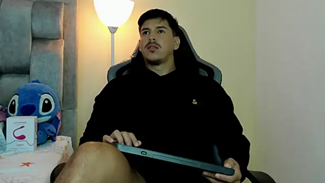 Snapshot of victor_vixen chatting on June 10, 7:48 pm victor vixen online show from June 10, 7:48 pm