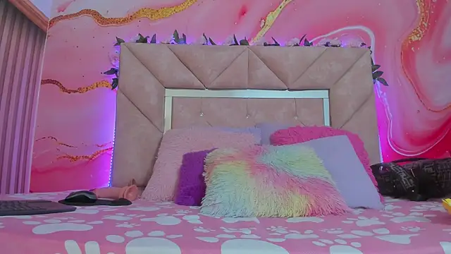 Taylor  cooper online show from October 24, 6:40 pm