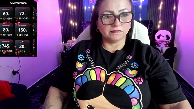 Snapshot of Ivonnee__ chatting on May 7, 9:18 pm Ivonnee online show from May 7, 9:18 pm