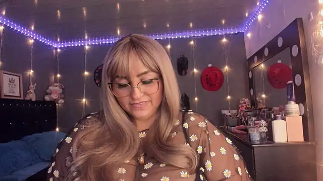 Snapshot of Ivonnee__ chatting on February 9, 7:26 am Ivonnee online show from February 9, 7:26 am