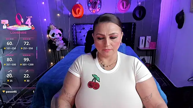 Snapshot of Ivonnee__ chatting on December 14, 2:40 am Ivonnee online show from December 14, 2:40 am