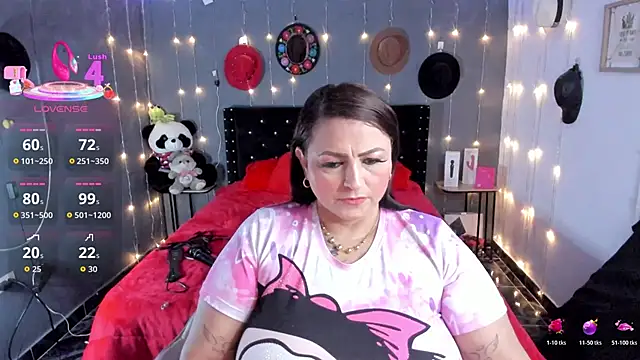 Snapshot of Ivonnee__ chatting on November 12, 10:57 pm Ivonnee online show from November 12, 10:57 pm