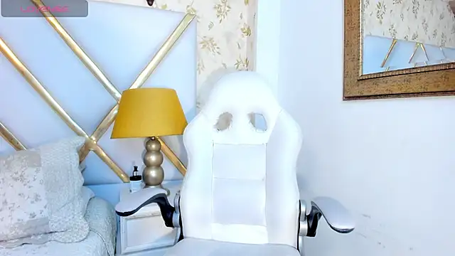 Snapshot of KimRusso_ chatting on December 20, 1:00 pm KimRusso online show from December 20, 1:00 pm