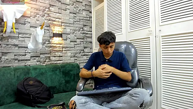 DamiBright online show from December 5, 7:01 pm