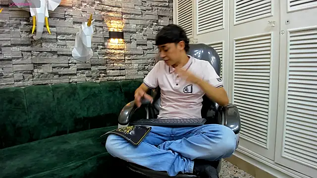 DamiBright online show from December 4, 5:45 pm