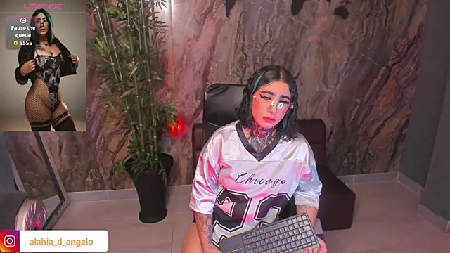 Alahia Dangelo online show from April 25, 2:25 pm