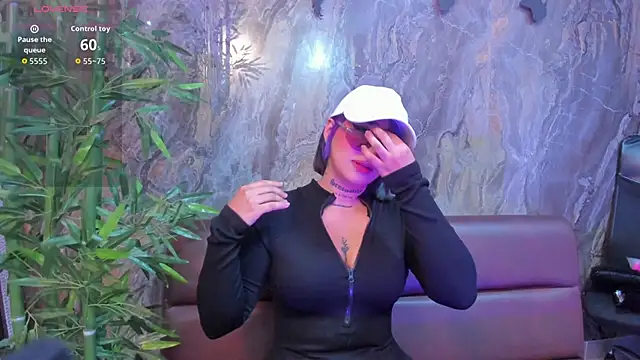 Snapshot of Alahia_Dangelo chatting on November 17, 5:28 pm Alahia Dangelo online show from November 17, 5:28 pm