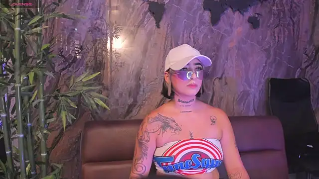 Snapshot of Alahia_Dangelo chatting on November 9, 5:06 pm Alahia Dangelo online show from November 9, 5:06 pm