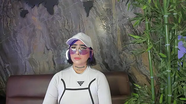 Snapshot of Alahia_Dangelo chatting on November 15, 5:28 pm Alahia Dangelo online show from November 15, 5:28 pm