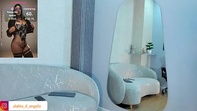 Snapshot of Alahia_Dangelo chatting on June 3, 5:50 pm Alahia Dangelo online show from June 3, 5:50 pm
