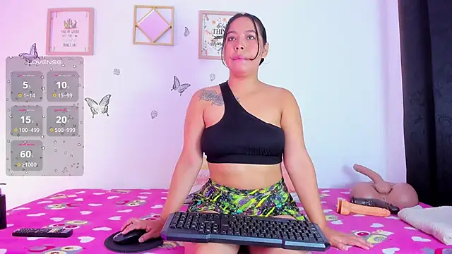 Snapshot of EmmaRogers chatting on October 27, 3:02 pm EmmaRogers online show from October 27, 3:02 pm