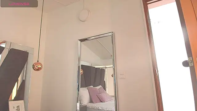 Milkdulce1 online show from November 21, 1:43 pm