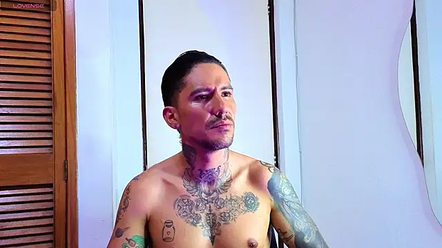 Snapshot of Dylanstonne chatting on November 20, 9:15 pm Dylanstonne online show from November 20, 9:15 pm