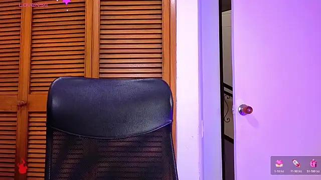 Snapshot of Dylanstonne chatting on November 25, 8:42 pm Dylanstonne online show from November 25, 8:42 pm