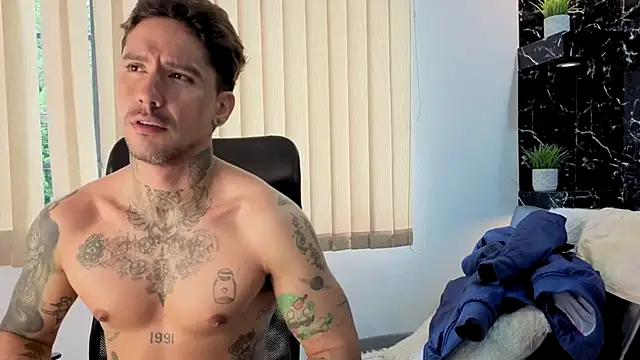 Snapshot of Dylanstonne chatting on December 15, 6:03 pm Dylanstonne online show from December 15, 6:03 pm