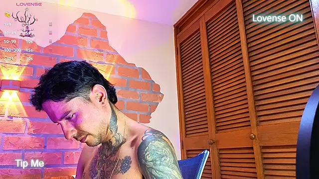 Snapshot of Dylanstonne chatting on November 6, 8:13 pm Dylanstonne online show from November 6, 8:13 pm