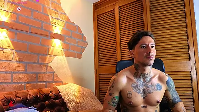 Snapshot of Dylanstonne chatting on December 17, 9:20 pm Dylanstonne online show from December 17, 9:20 pm