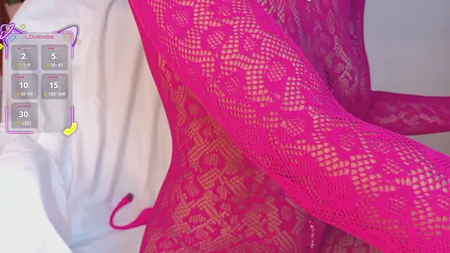 Snapshot of ahvi_ebony chatting on June 20, 12:21 pm ahvi ebony online show from June 20, 12:21 pm