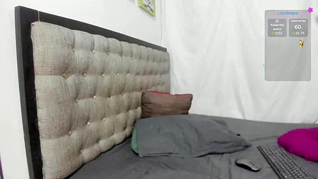 Snapshot of emi_henao chatting on November 11, 12:22 pm emi henao online show from November 11, 12:22 pm