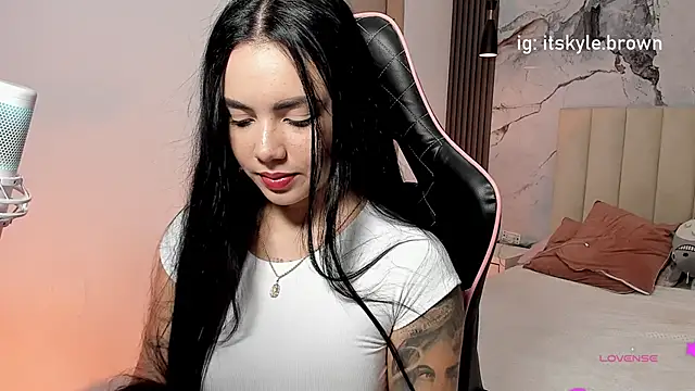 Pink Jazmin online show from January 7, 2:05 am