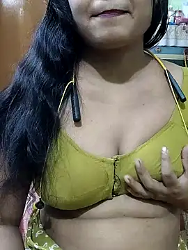 Snapshot of yoursweety09 chatting on June 12, 6:44 am yoursweety09 online show from June 12, 6:44 am