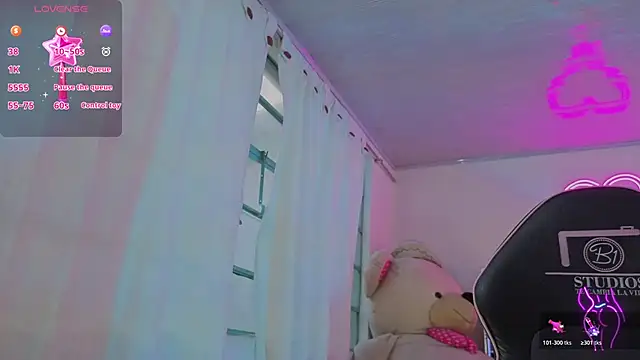 Laylafoxy tay online show from February 5, 11:50 am