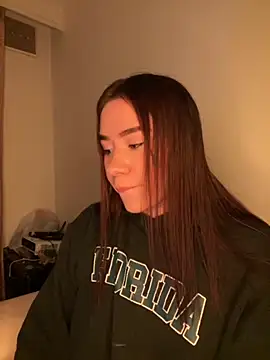 Snapshot of Im_Valen_Cute chatting on November 9, 1:42 am Im Valen Cute online show from November 9, 1:42 am