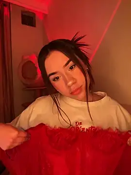 Snapshot of Im_Valen_Cute chatting on December 3, 4:13 am Im Valen Cute online show from December 3, 4:13 am