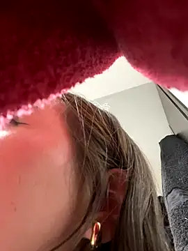 Snapshot of Im_Valen_Cute chatting on November 11, 7:25 am Im Valen Cute online show from November 11, 7:25 am