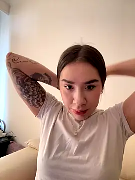 Snapshot of Im_Valen_Cute chatting on November 10, 6:24 pm Im Valen Cute online show from November 10, 6:24 pm