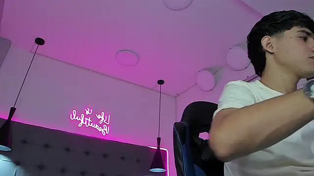 Dyla n18 online show from April 4, 2:23 pm