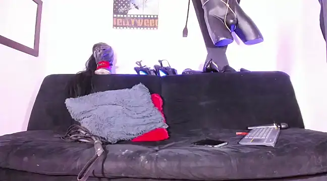 mariana fadulf  online show from February 12, 10:03 am