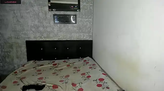 danna sofiah online show from December 1, 7:30 pm