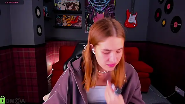 Jennifer Wadee online show from April 8, 11:17 pm