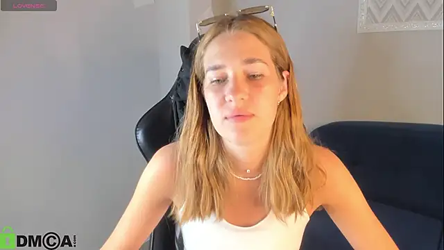 Snapshot of Jennifer_Wadee chatting on June 9, 10:22 pm Jennifer Wadee online show from June 9, 10:22 pm