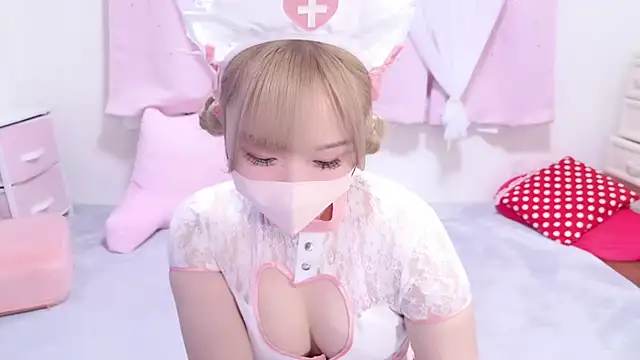 Snapshot of MAIKA_pyon chatting on March 4, 5:13 pm MAIKA pyon online show from March 4, 5:13 pm