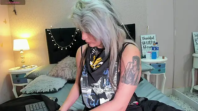 Snapshot of HollyWould__ chatting on February 20, 5:41 pm HollyWould online show from February 20, 5:41 pm