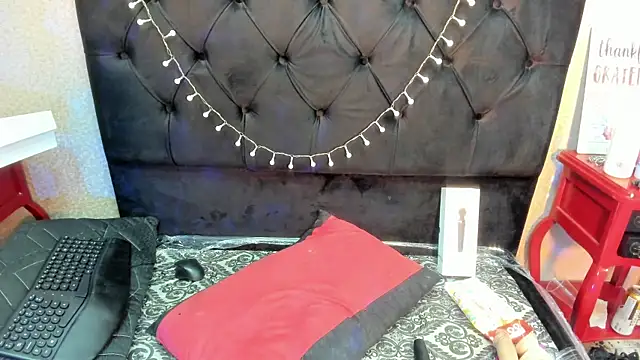 Snapshot of HollyWould__ chatting on October 8, 9:48 pm HollyWould online show from October 8, 9:48 pm