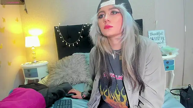 Snapshot of HollyWould__ chatting on February 17, 4:50 pm HollyWould online show from February 17, 4:50 pm